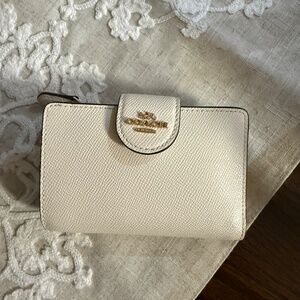 Medium Corner Zip Wallet